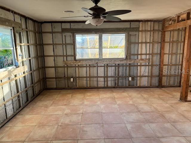 empty room with ceiling fan