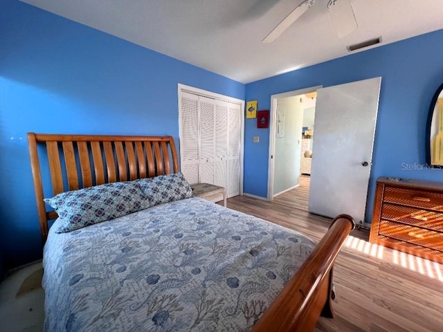 bedroom featuring light hardwood / wood-style floors, a closet, and ceiling fan