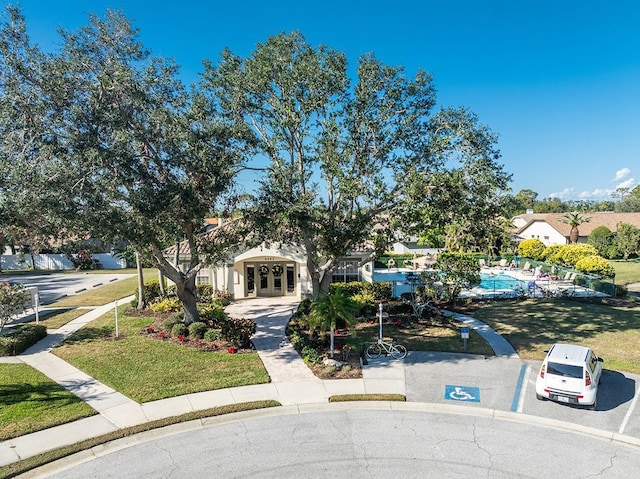 view of front of property featuring a front lawn