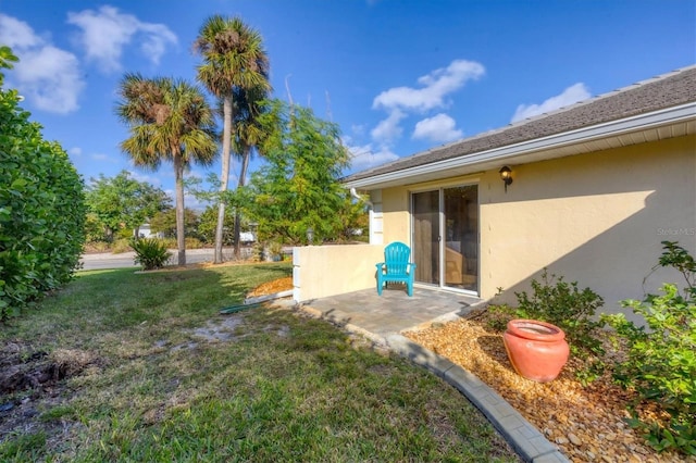 view of yard featuring a patio