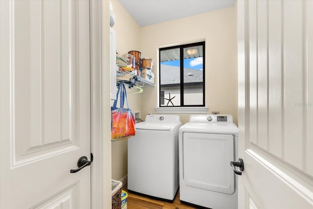 washroom with light wood-type flooring and independent washer and dryer