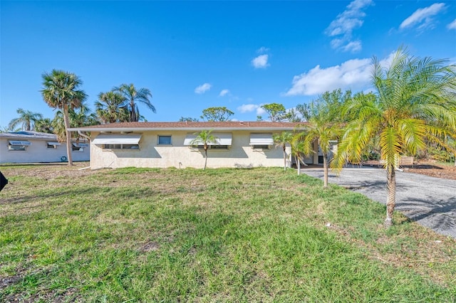 ranch-style home featuring a front lawn