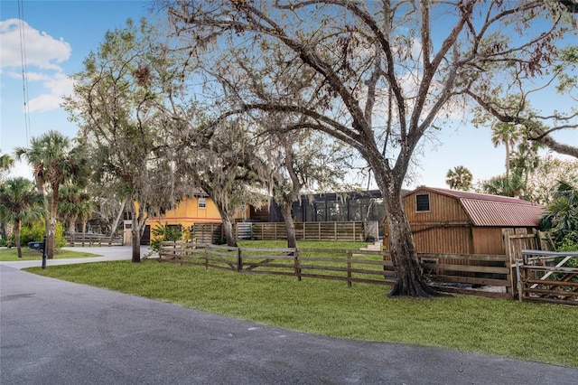 view of yard with an outbuilding