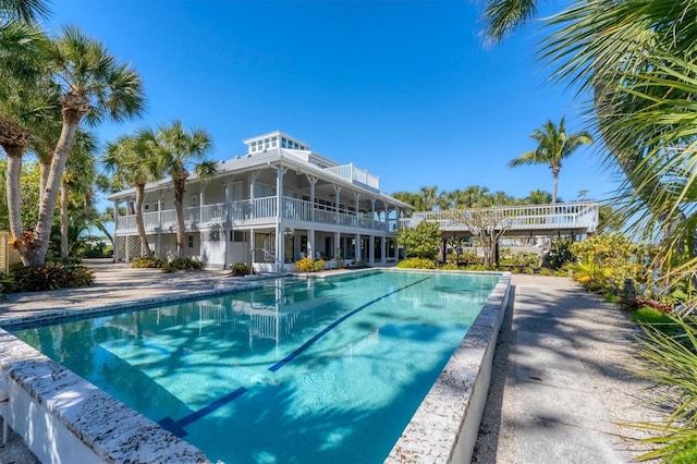 view of swimming pool