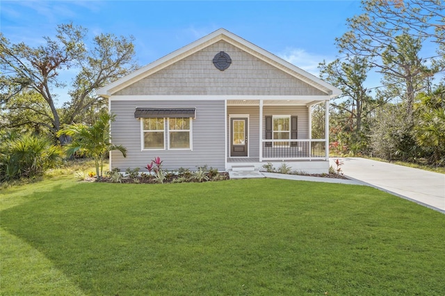 view of front facade featuring covered porch and a front lawn