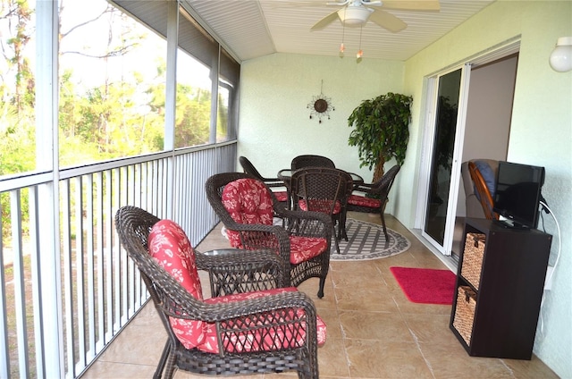 sunroom / solarium featuring vaulted ceiling and ceiling fan