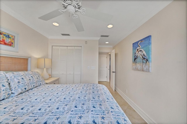 bedroom featuring ceiling fan, crown molding, and a closet