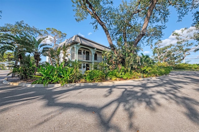 view of front of property featuring a balcony