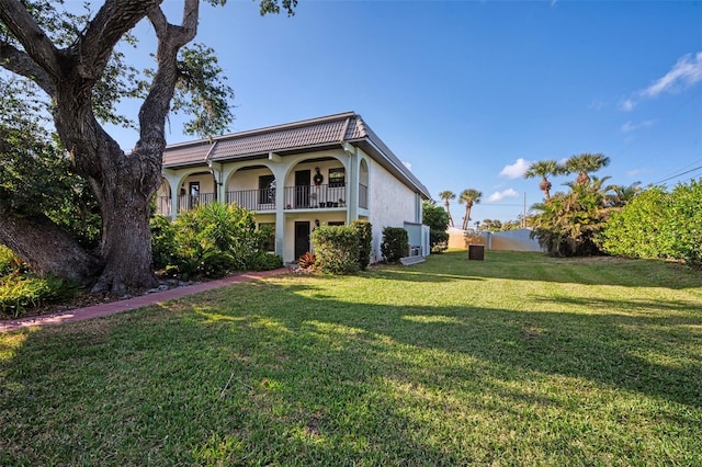 view of front facade featuring a porch and a front yard