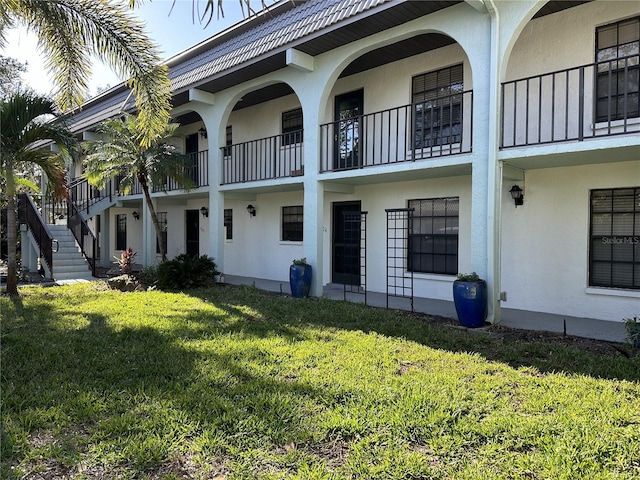 exterior space featuring a lawn