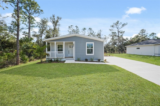 view of front of property featuring a porch and a front yard