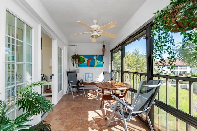 sunroom with ceiling fan