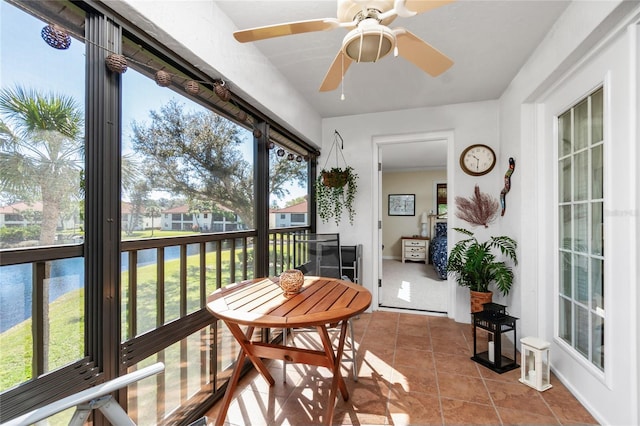 sunroom with ceiling fan