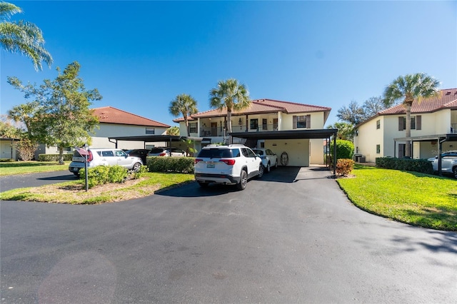 view of front of home featuring a front yard and a carport