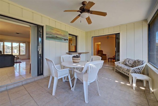 sunroom with ceiling fan