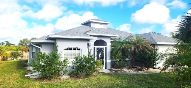 view of front facade featuring a front lawn