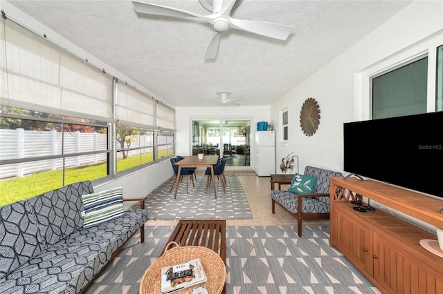 sunroom / solarium with ceiling fan