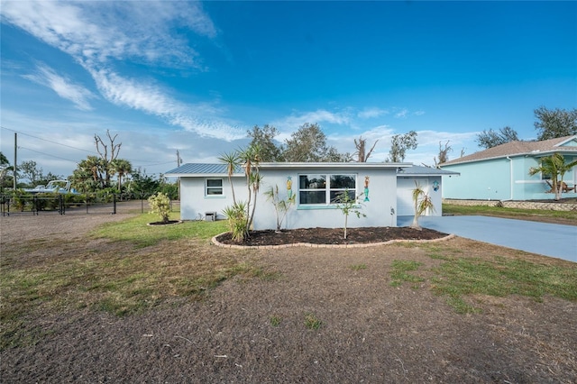 ranch-style house featuring a front yard