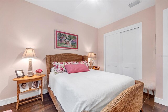 bedroom featuring a closet