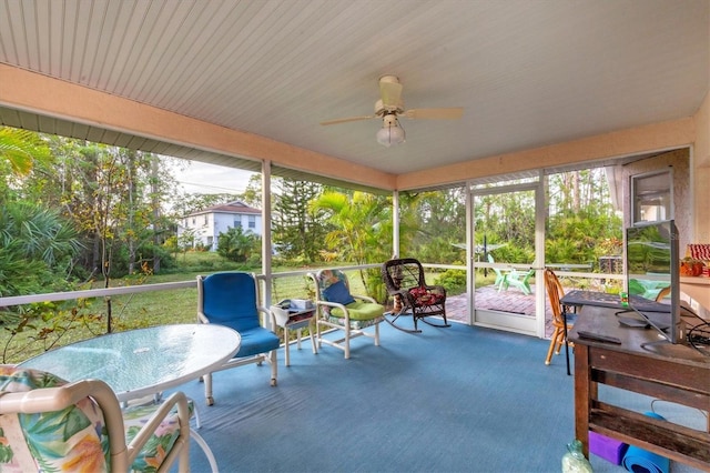 sunroom featuring ceiling fan