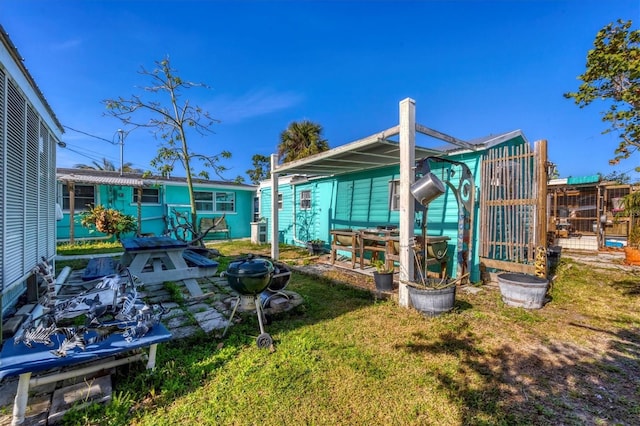 back of house featuring a yard