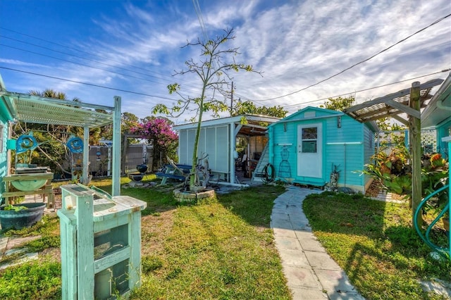 view of yard featuring a storage unit