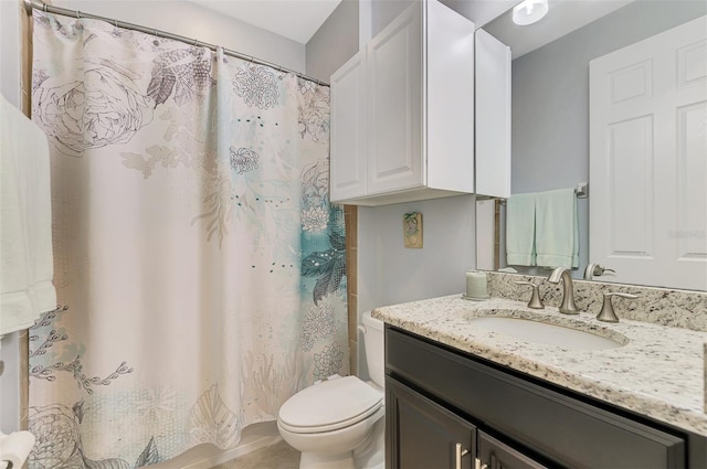 bathroom with a shower with curtain, vanity, and toilet