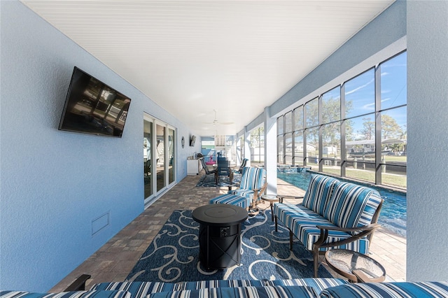 sunroom with ceiling fan