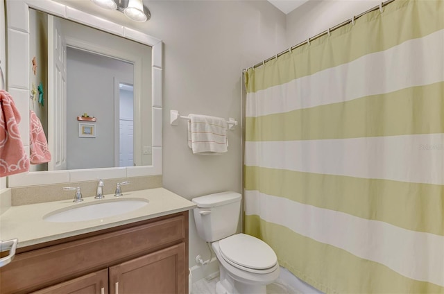 bathroom with a shower with curtain, vanity, and toilet