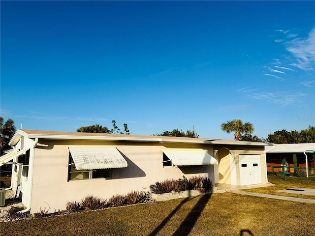 view of front facade featuring a front yard and central AC unit