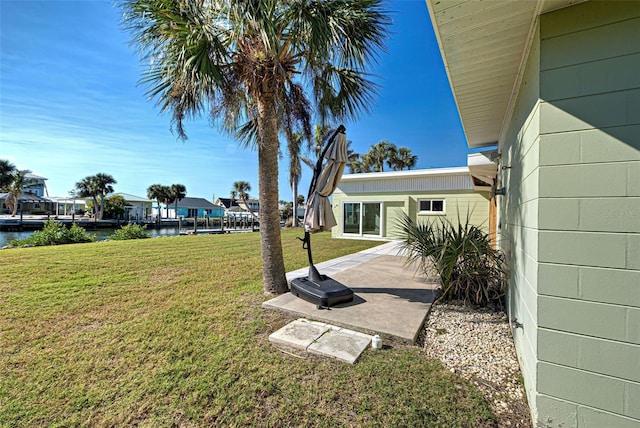 view of yard featuring a water view