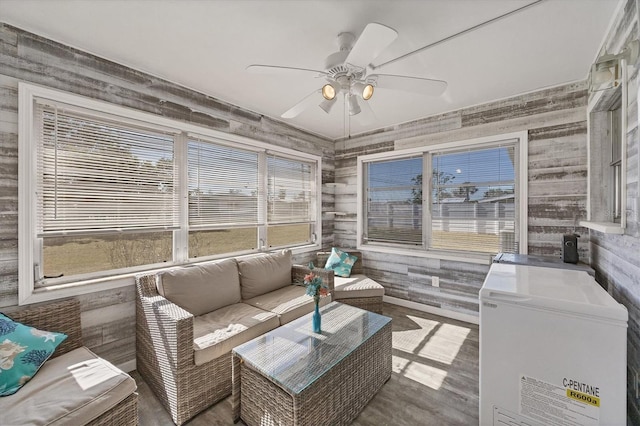 sunroom with ceiling fan