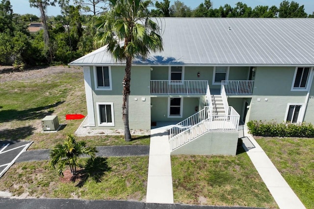 view of front of house with a front lawn