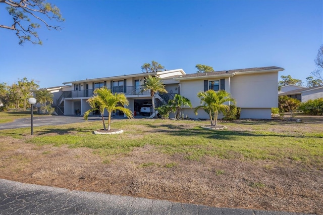 ranch-style home featuring a front lawn