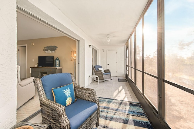 sunroom with ceiling fan