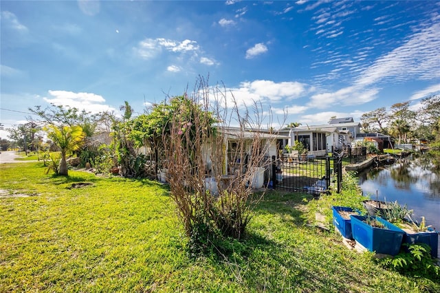 view of yard featuring a water view