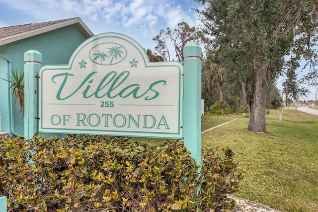 community / neighborhood sign featuring a lawn