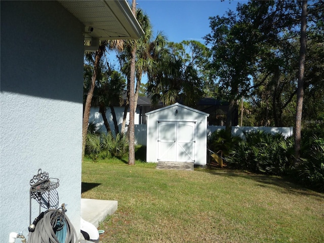 view of yard featuring a storage unit