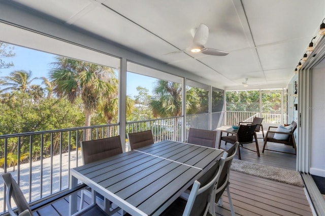 sunroom with ceiling fan