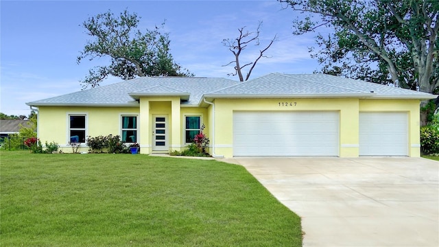 view of front of property featuring a front lawn