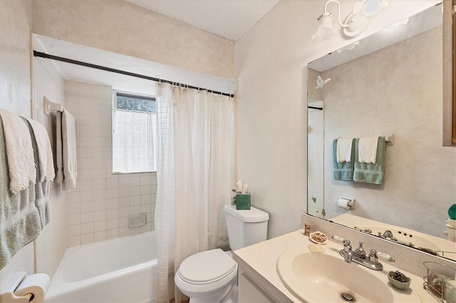 full bathroom featuring shower / tub combo with curtain, vanity, and toilet