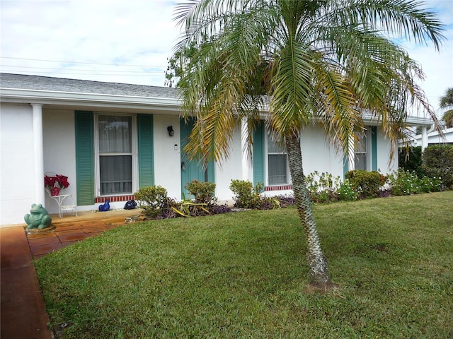 view of front of house featuring a front lawn