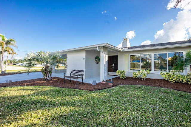 view of front of home featuring a front lawn