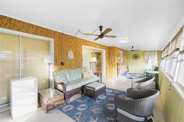 sunroom with ceiling fan