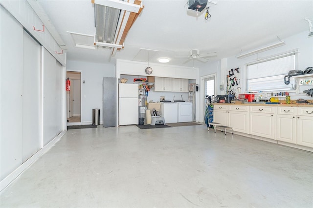 garage with white refrigerator, washing machine and clothes dryer, and ceiling fan