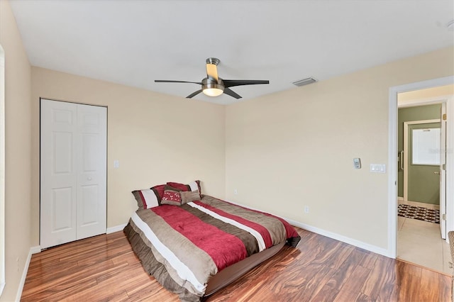 bedroom featuring ceiling fan, hardwood / wood-style floors, and a closet