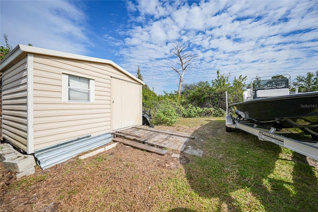 view of yard with a shed