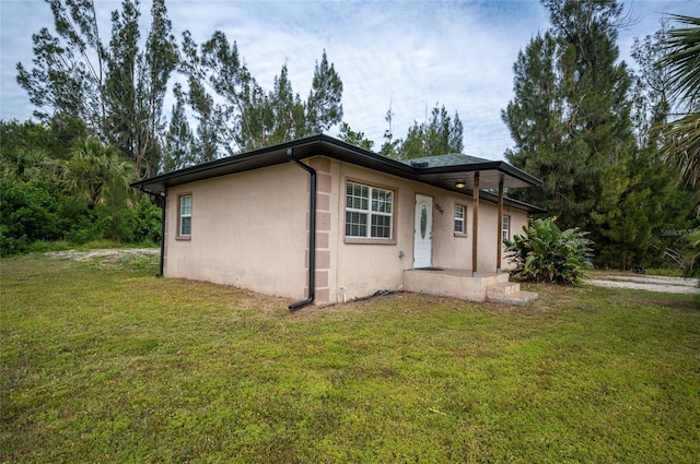 view of front of property with a front lawn