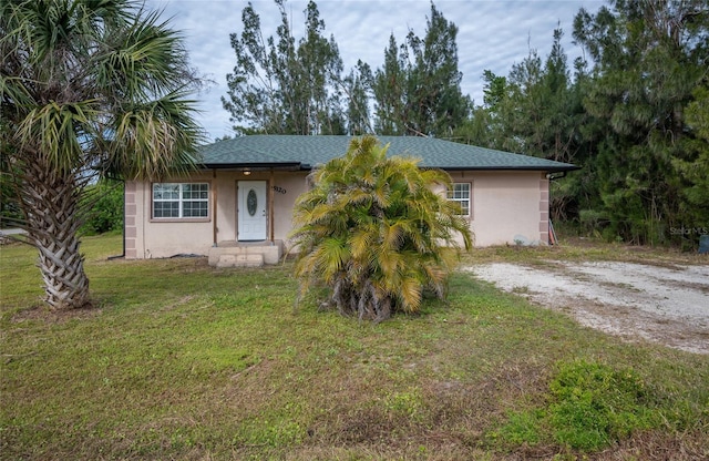 view of front of property featuring a front lawn