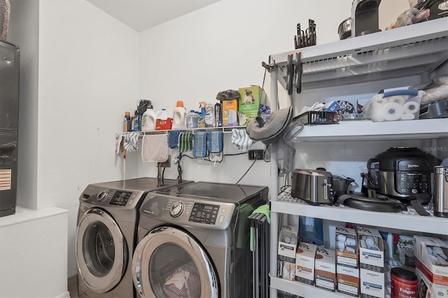 washroom featuring washing machine and clothes dryer